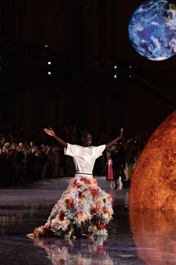 蓝狮娱乐官方:给她的宇宙,Matthieu Blazy重塑香奈儿女性